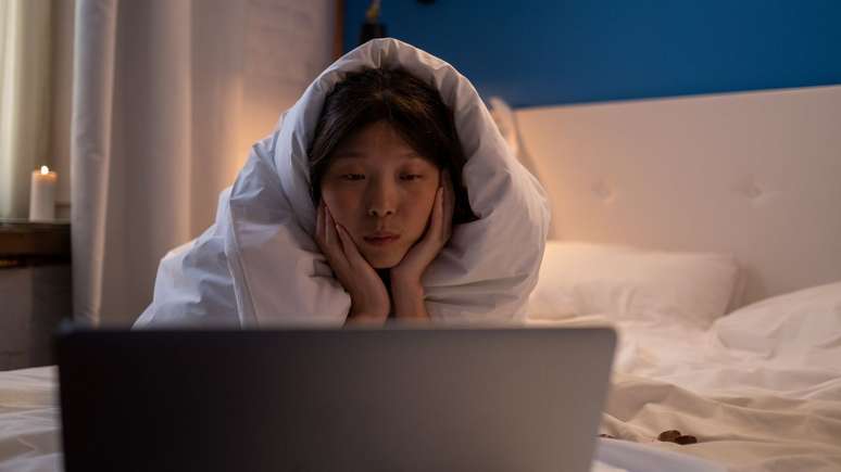 Assistir filmes à noite pode prejudicar o sono, causar pesadelos, fadiga ocular e aumentar riscos de pressão alta e desequilíbrios no corpo