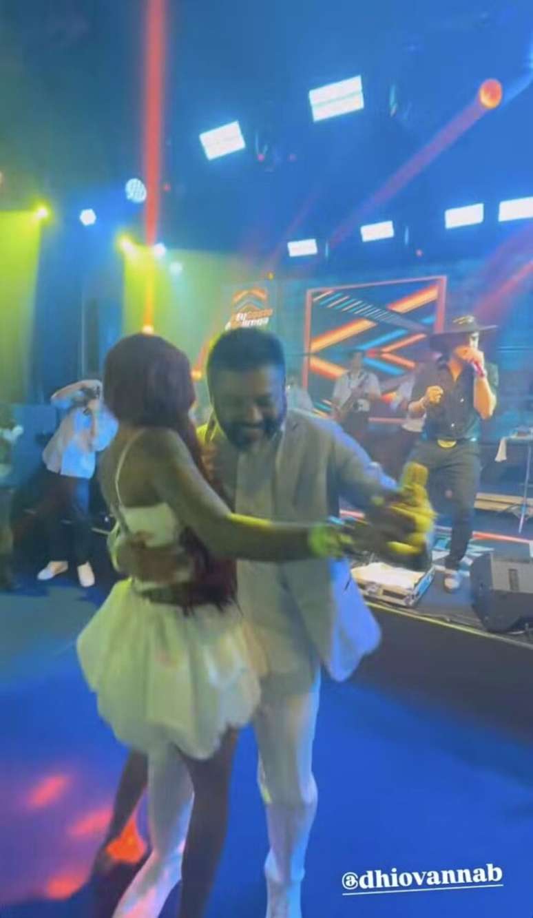 Dhiovanna e Valdemir Almeida, irm&atilde; e pai de Gabigol, dan&ccedil;ando durante show de forr&oacute; &ndash; Reprodu&ccedil;&atilde;o/Instagram