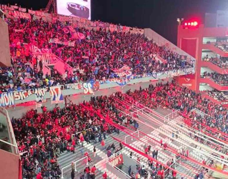 Princípio da confusão envolvendo as torcidas no estádio do Independiente –