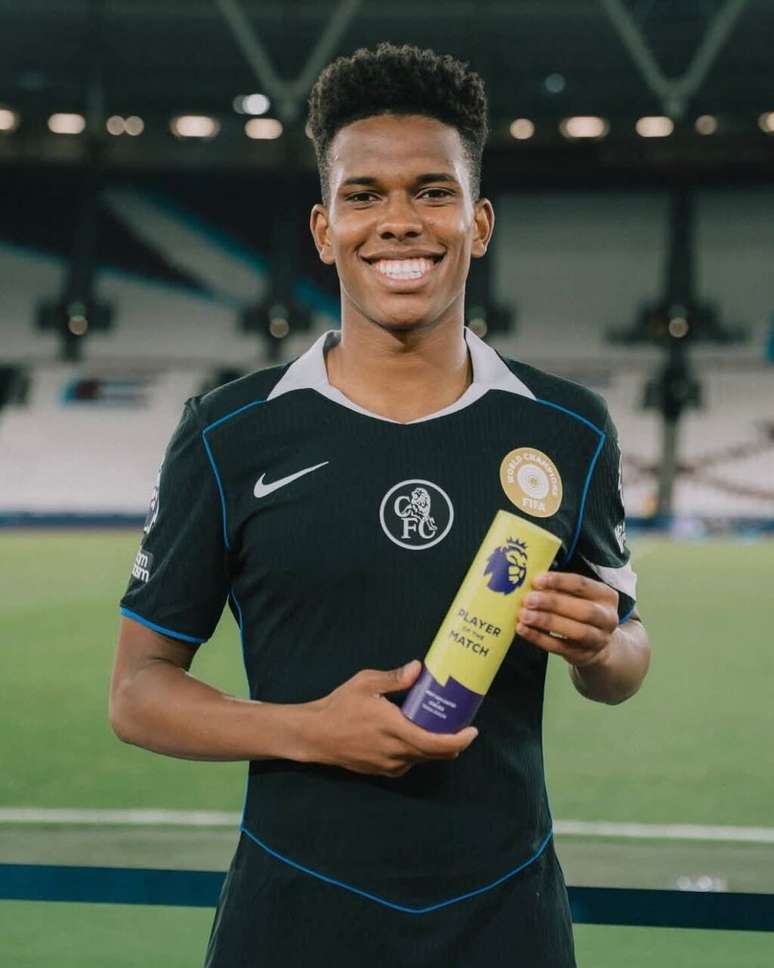 Est&ecirc;v&atilde;o com o pr&ecirc;mio de melhor jogador da partida na Premier League &ndash;