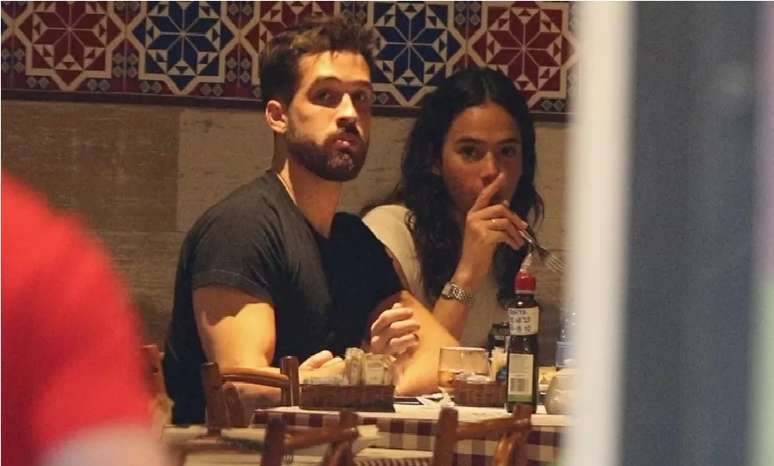 Bruna Marquezine e João Guilherme são flagrados e fãs notam detalhe curioso