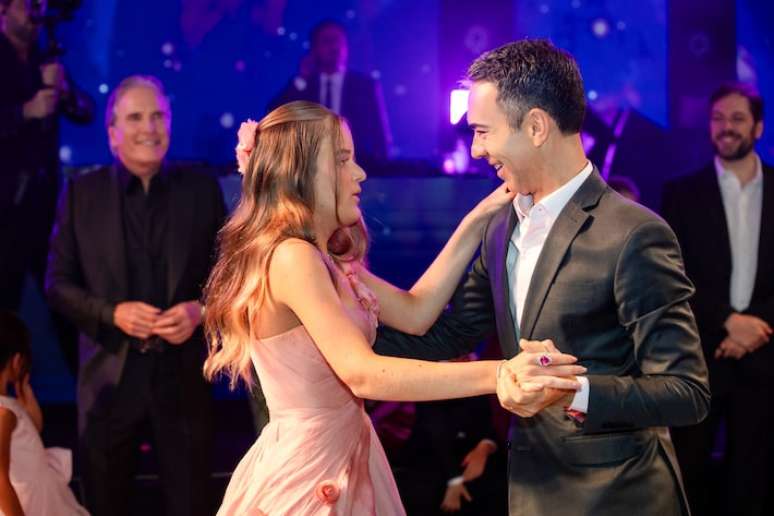 Rafa Justus dan&ccedil;ou ao lado de C&eacute;sar Tralli e Roberto Justus em sua festa de anivers&aacute;rio de 15 anos de idade