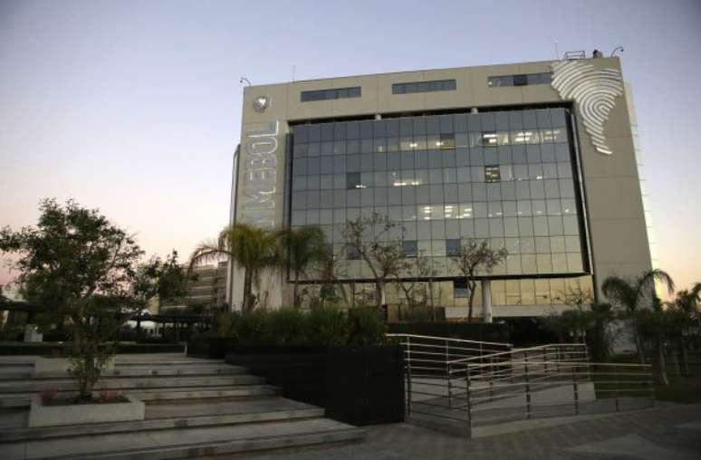 Princípio da confusão envolvendo as torcidas no estádio do Independiente –