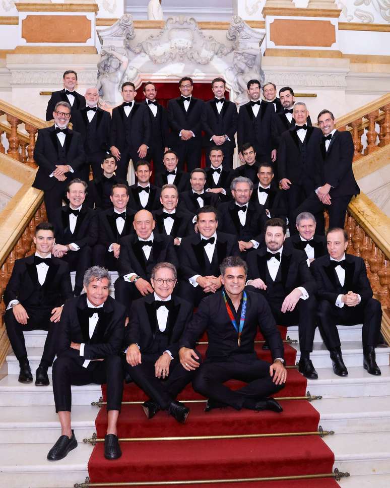 Famosos de black tie ao lado do alfaiate Jo&atilde;o Camargo 