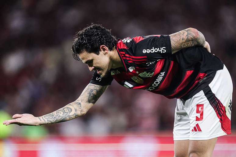 Pedro fez um hat-trick em goleada sobre o Vitória –