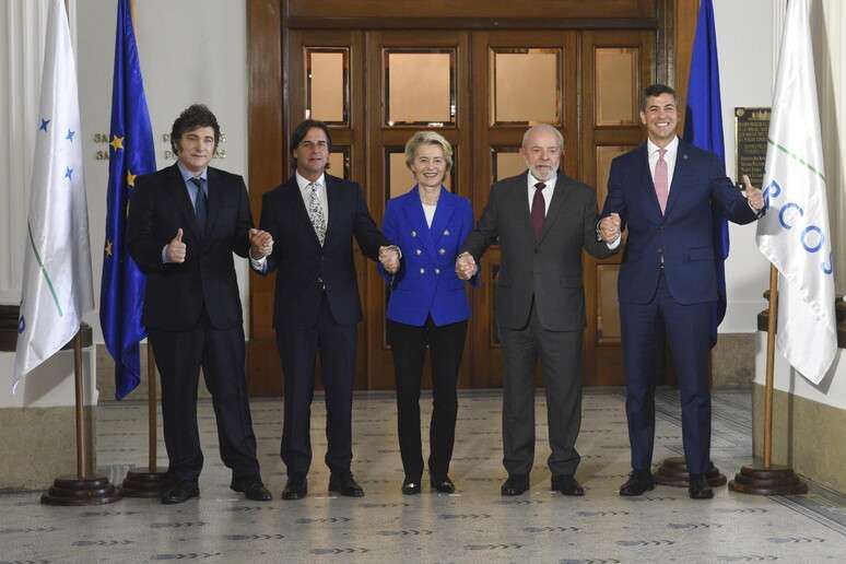 Ursula von der Leyen entre presidentes do Mercosul em dezembro de 2024, em Montevidéu