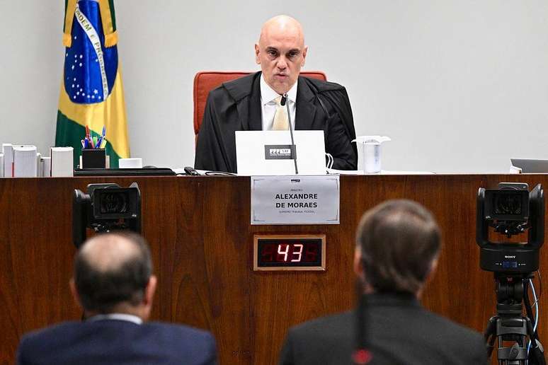 Jair Bolsonaro dep&otilde;e perante o juiz Alexandre de Moraes no STF em 10 de junho de 2025
