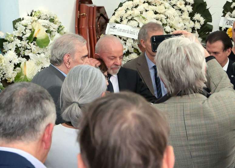 Presidente Luiz In&aacute;cio Lula da Silva participa do vel&oacute;rio do jornalista Mino Carta, no cemit&eacute;rio S&atilde;o Paulo