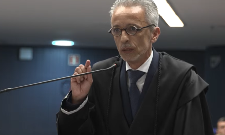 Advogado Jair Alves Pereira, que representa Mauro Cid, durante sustentação oral da defesa no julgamento