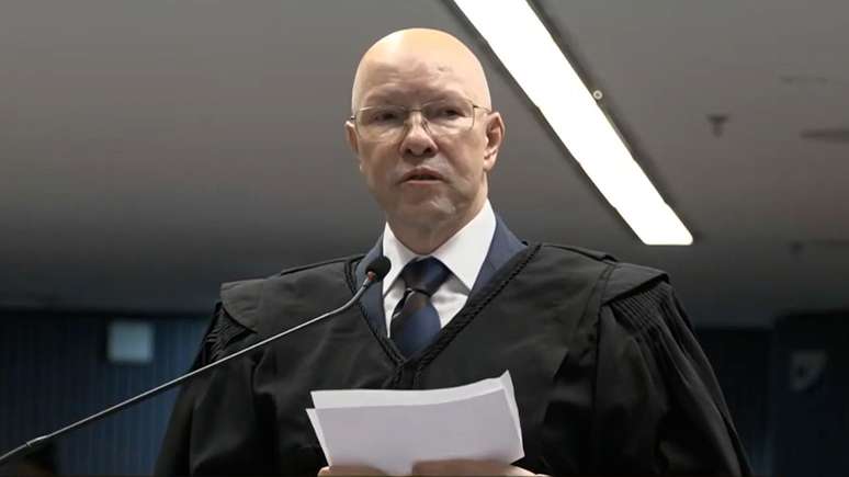 Advogado Demóstenes Lázaro Xavier Torres faz a defesa do almirante da reserva Almir Garnier Santos, que comandou a Marinha no governo Bolsonaro