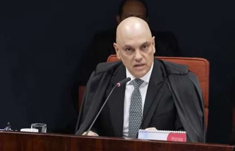 O ministro Alexandre de Moraes iniciou a leitura detalhada do relatório do julgamento de Bolsonaro e outros sete réus por trama golpista