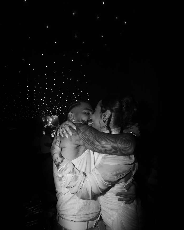 Gabigol beija Rafaella Santos em festa de anivers&aacute;rio