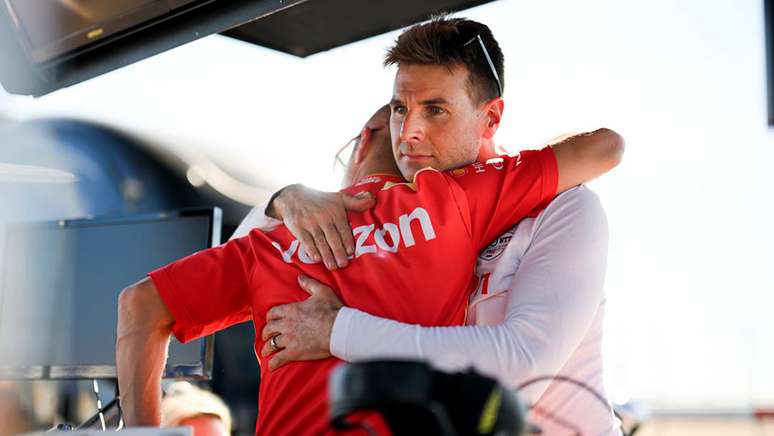 Will Power com membro da equipe