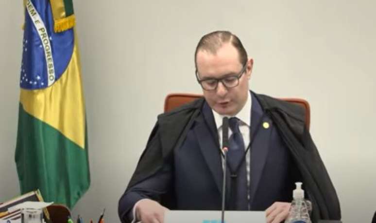 Ministro Cristiano Zanin começa julgamento de Bolsonaro e outros sete réus por trama golpista