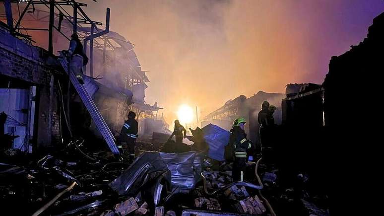 Equipes de resgate ucranianas no local de um ataque aéreo em Bila Tserkva, região de Kiev. Em 3 de setembro de 2025. Equipes de resgate ucranianas no local de um ataque aéreo em Bila Tserkva, região de Kiev. Em 3 de setembro de 2025.