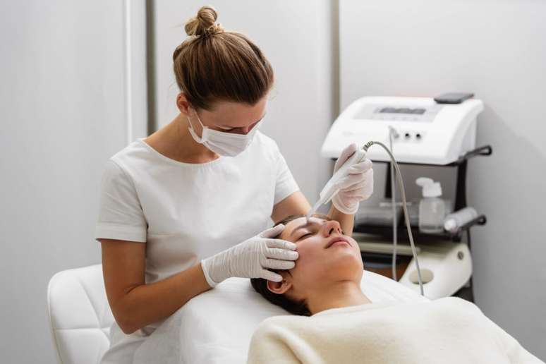 Há diversos tratamentos estéticos que podem ajudar no cuidado com a pele durante a perimenopausa 