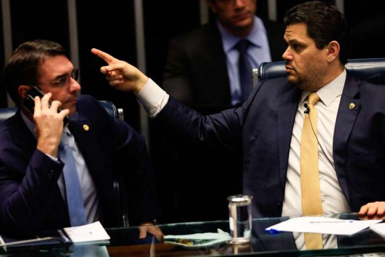 Senador Flávio Bolsonaro ao lado do presidente do Senado, Davi Alcolumbre