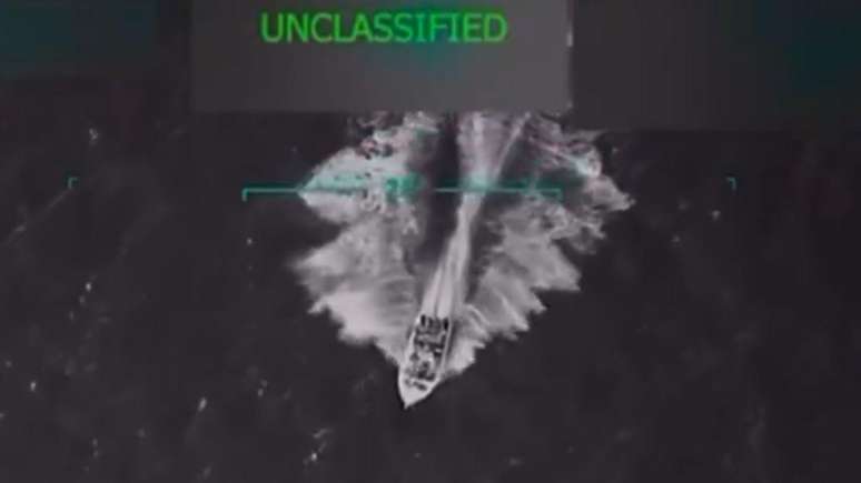 Os EUA divulgaram imagens do barco atacado no Caribe na terça-feira
