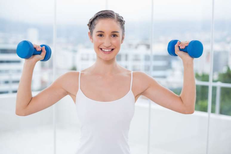 O coque com tran&ccedil;a embutida &eacute; perfeito para atividades f&iacute;sicas ou ocasi&otilde;es que pedem praticidade 