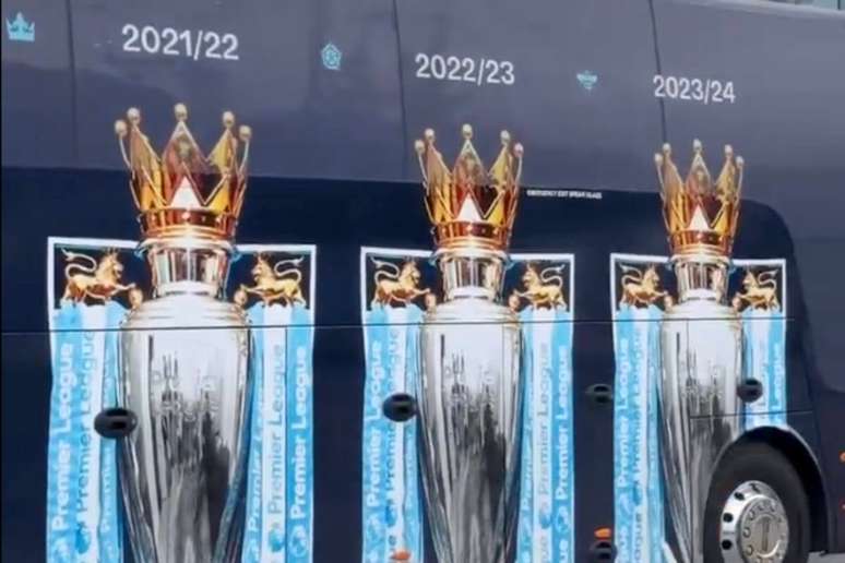 Parte externa do &ocirc;nibus do Manchester City com &uacute;ltimos trof&eacute;us &ndash;