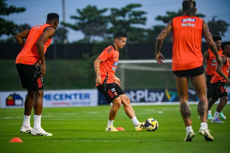 James Rodr&iacute;guez treina para o duelo em que a Col&ocirc;mbia enfrentar&aacute; velho fregu&ecirc;s, Mas ser&aacute; que vencer&aacute; desta vez?-
