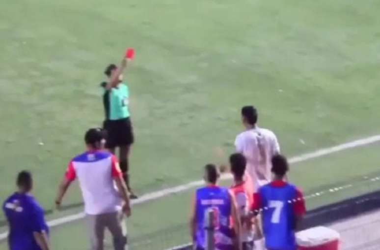 A árbitra Vanessa Ceballos foi agredida por um jogador, depois de lhe ter mostrado o cartão vermelho