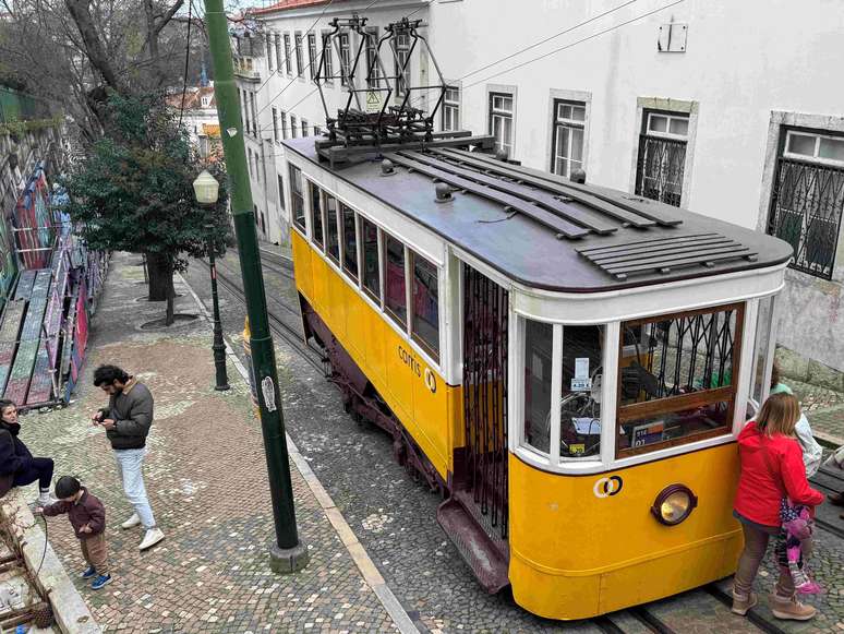 Há dois bondinhos em operação no percurso ligando o Bairro Alto à Praça dos Restauradores