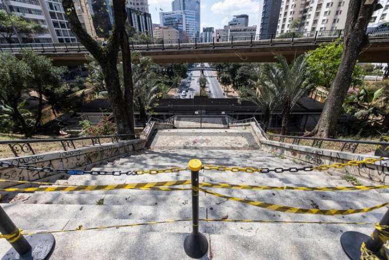 Escadarias que levam ao mirante est&atilde;o bloqueadas por faixa zebrada.