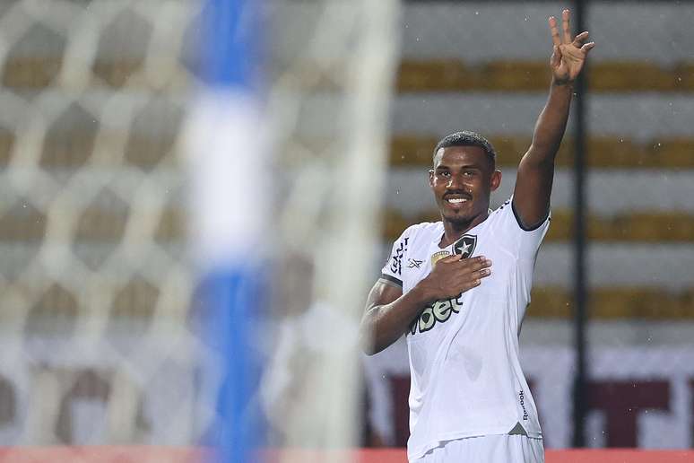 Cuiabano comemorando o gol da vit&oacute;ria do Botafogo sobre o Carabobo 