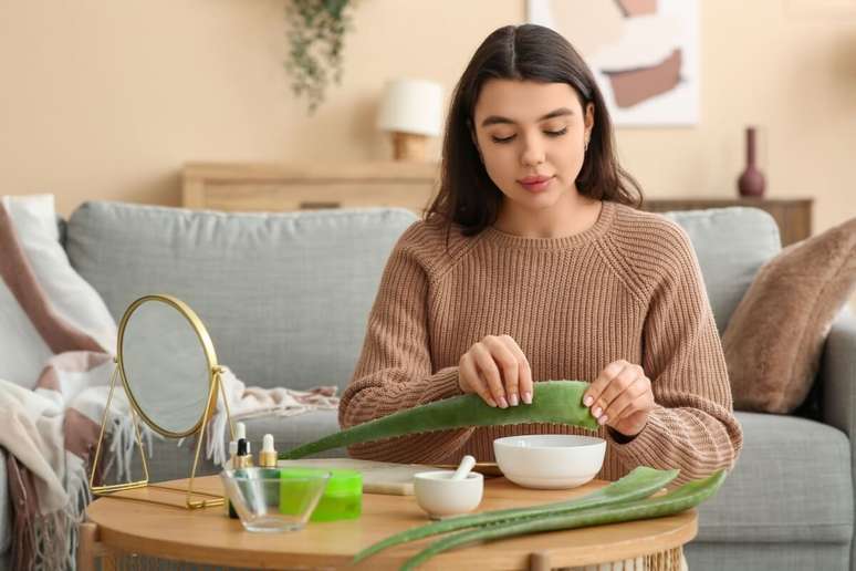 The vitamins and minerals of Aloe Vera favor the regeneration of the skin in small bruises or peeling The vitamins and minerals of Aloe Vera favor the regeneration of the skin in small bruises or peeling