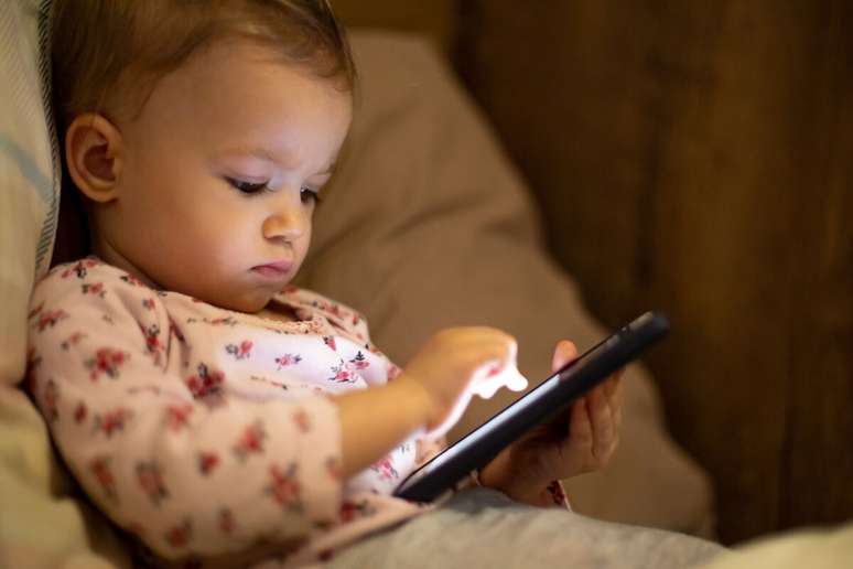 See the risks of excess screens for children and teenagers