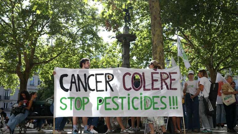 Manifestantes contra a Lei Duplomb, em frente ao Conselho Constitucional em Paris, em 7 de agosto de 2025.