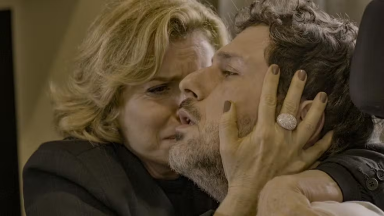 Everything goes: Odete is forced to deal with Leonardo after years by refusing him