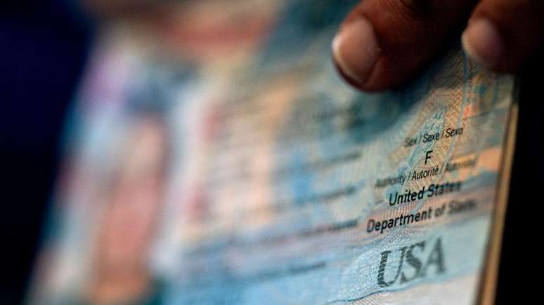 Hannah was afraid that they would ask for her passport in an approach, since the document has the name she had before the transition Hannah was afraid that they would ask for her passport in an approach, since the document has the name she had before the transition