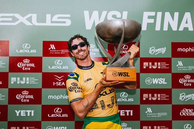 Yago Dora vence o campeonato mundial da WSL. 