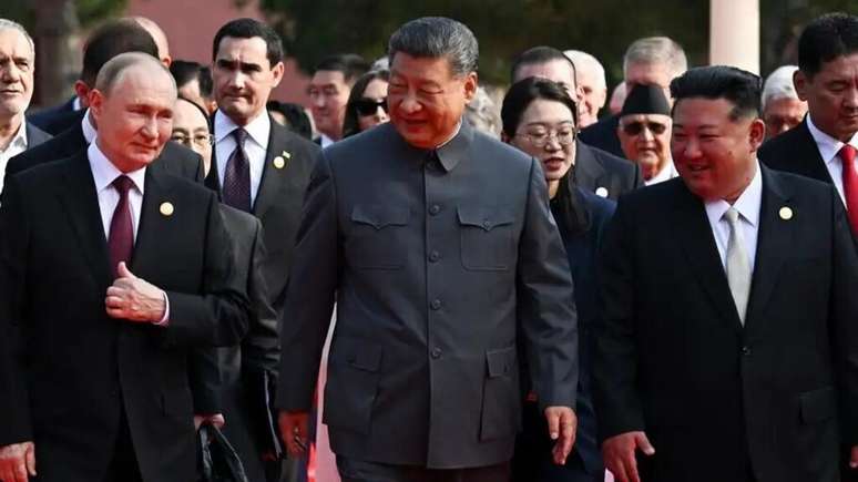 O presidente russo, Vladimir Putin (à esquerda): o presidente chinês, Xi Jinping (centro) e o presidente da Coreia do Norte, Kim Jong-un. Pequim, em 3 de setembro de 2025.
