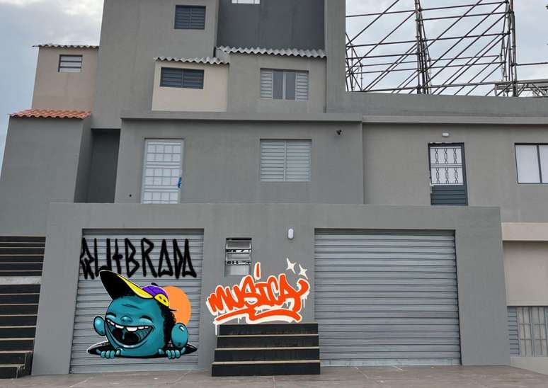 Duas das três imagens que Adriano Bizonho pintou para o primeiro final de semana do Palco Quebrada, no The Town.