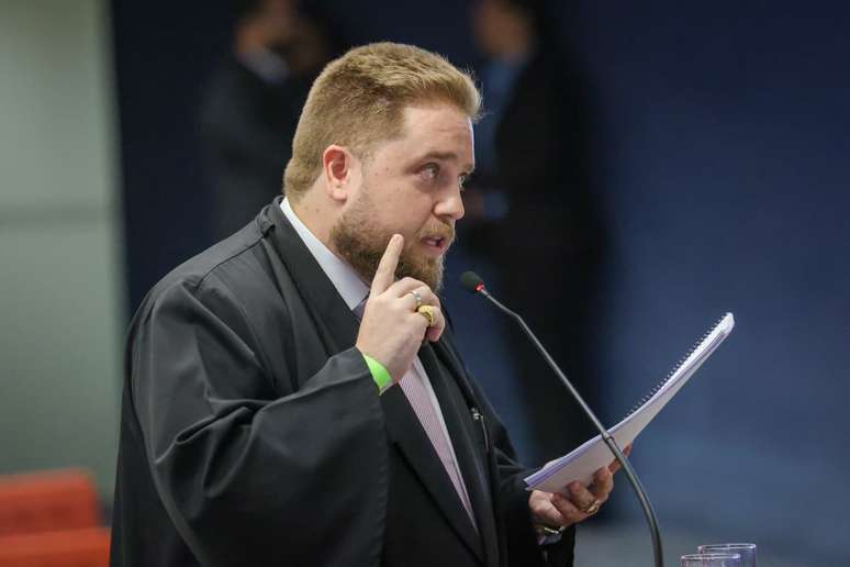 O advogado Matheus Milanez, que representa o ex-ministro do Gabinete de Seguran&ccedil;a Institucional, general Augusto Heleno, foi o primeiro a se manifestar no julgamento da trama golpista nesta quarta-feira, 3