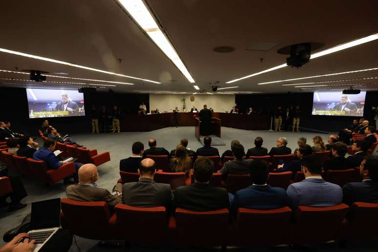 Integrantes da primeira turma do Supremo Tribunal Federal (STF) deram início à segunda sessão de julgamento da ação penal contra o ex-presidente Jair Bolsonaro (PL) e outros sete réus pela tentativa de golpe de Estado que culminou nos atos golpistas em 8 de janeiro de 2023, no STF, em Brasília (DF), nesta quarta-feira, 03 de setembro de 2025