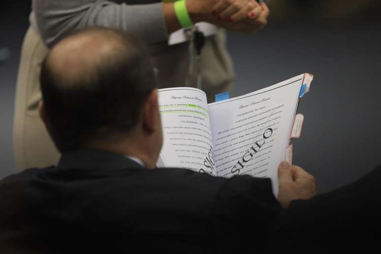 Antes de fazer sua defesa, o advogado Celso Villardi leu trechos da delação premiada de Mauro Cid