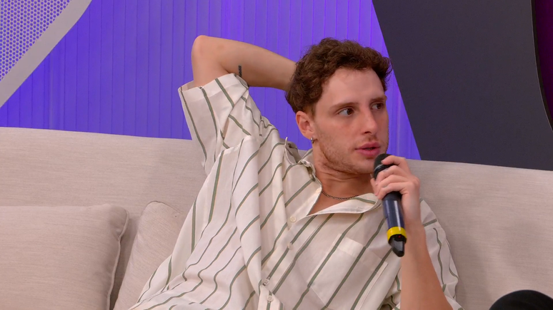 Ator Diego Martins durante participação no Sala de TV