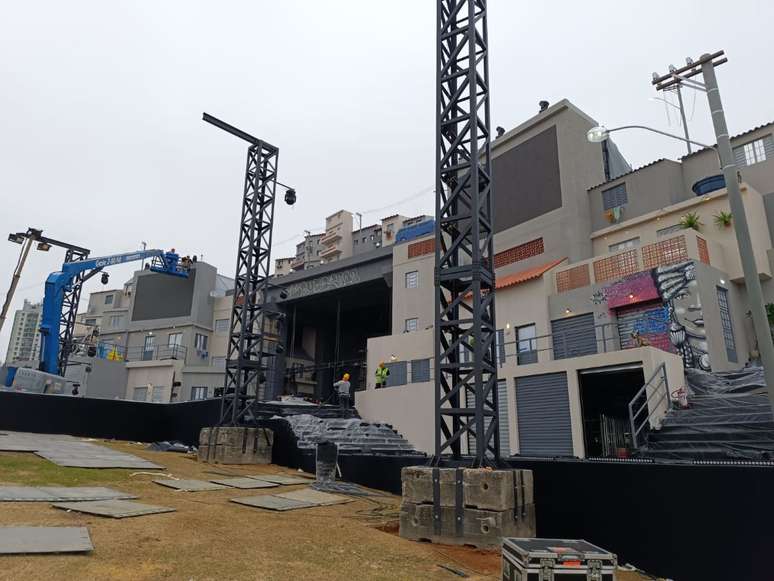 Fachada do Palco Quebrada: alguns grafites foram feitos previamente, mas a maioria será ao vivo, durante as apresentações musicais.