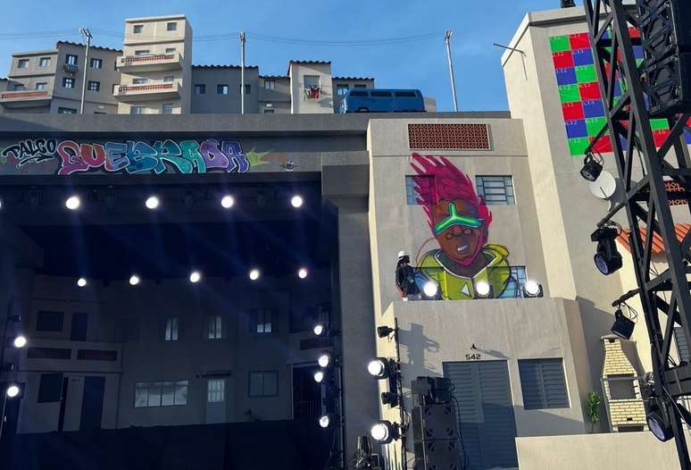 Felipe 3Visão explica que o óculos do personagem grafitado tem três lentes “para representar o terceiro olho”.