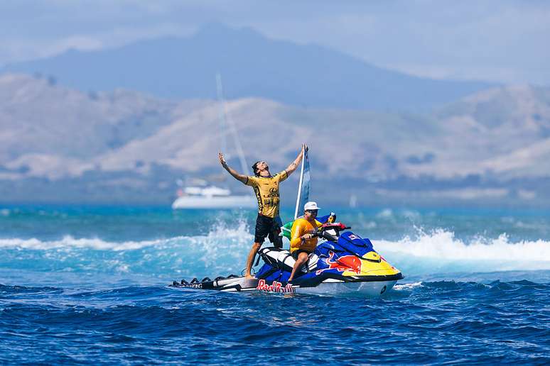 Yago Dora se torna campeão mundial de surfe após vencer o WSL Finals, em Fiji