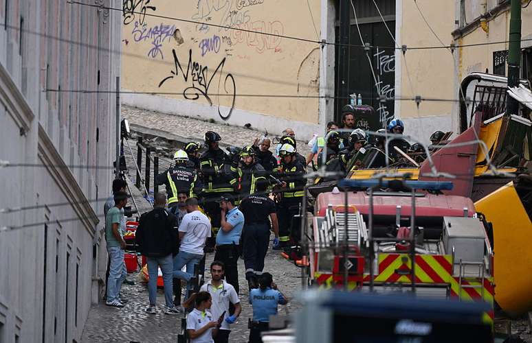 Equipes de resgate e bombeiros operam no local após o descarrilamento do teleférico da Glória em Lisboa, Portugal, em 3 de setembro de 2025. Pelo menos 15 pessoas morreram no descarrilamento, e os serviços de emergência relataram que 20 ficaram feridas e outras ainda estão presas no local. 