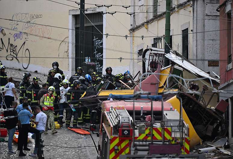 Equipes de resgate e Bombeiros operam Não há APÓS LOCAIS O DESCARRILAMENTO DO TELEFÉRICO DA GLÓRIA EM LISBOA, PORTUGAL, EM 3 DE SetEmbro de 2025. Pelo Menos 15 Pessoas Morreram No Descarrulamento, E osanosia de Emergênia Relatária Relatária local. Equipes de resgate e Bombeiros operam Não há APÓS LOCAIS O DESCARRILAMENTO DO TELEFÉRICO DA GLÓRIA EM LISBOA, PORTUGAL, EM 3 DE SetEmbro de 2025. Pelo Menos 15 Pessoas Morreram No Descarrulamento, E osanosia de Emergênia Relatária Relatária local.