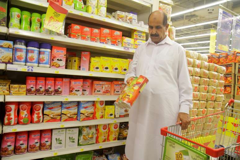 Cliente escolhe ado&ccedil;ante em prateleira de mercado