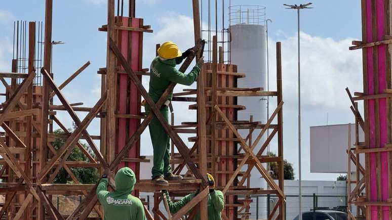 Trabalhadores na constru&ccedil;&atilde;o do Hospital Geral Municipal (HGM) e maternidade, em Macap&aacute;