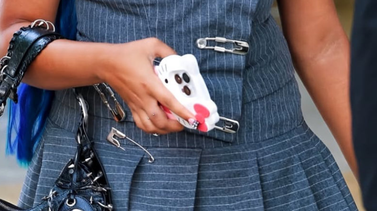 The accessory, which is dermal and is on the middle finger of the adolescent, was noticed during the last trip to Rome of the family. 