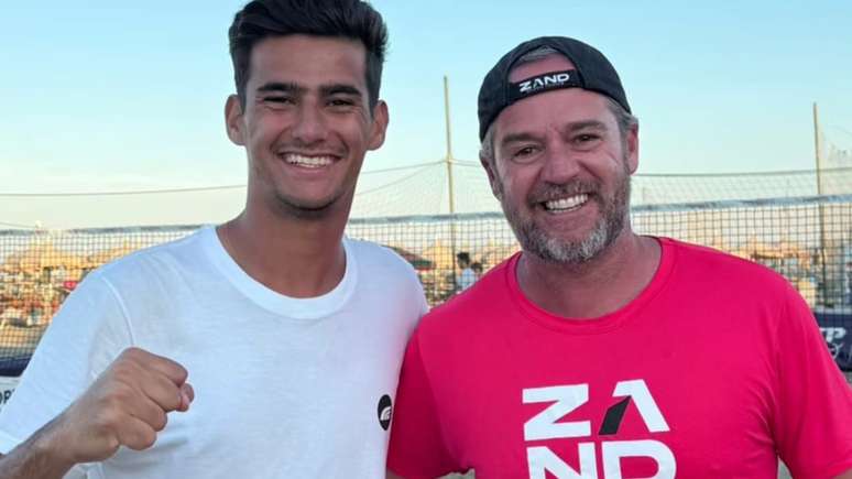Daniel Mola and Cariani advance to the tennis world cup on the beach and challenge legends